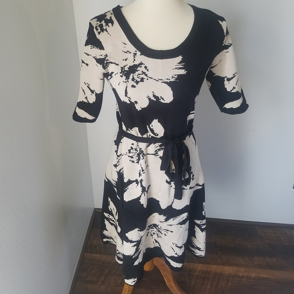 Gabby Skye Black and creme sweater dress